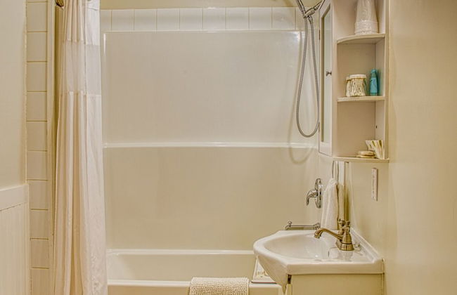 Barefoot Villas Cabin 1 Beaver w/ Hot tub - Photo 13