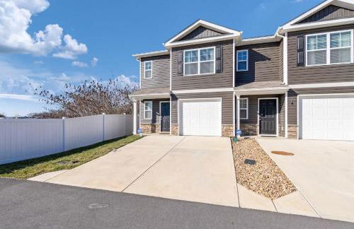 Stylish 3BR Getaway across Bristol Speedway - Foto 56