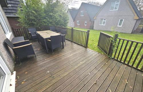 Cosy detached lodge, dog & child friendly with shared pools - Photo 6