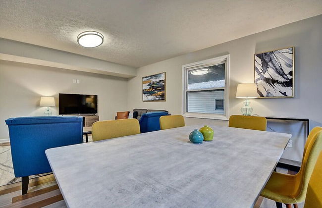 Spacious 6BR/3BA House w/ Parking! Sleeps 20! - Foto 61