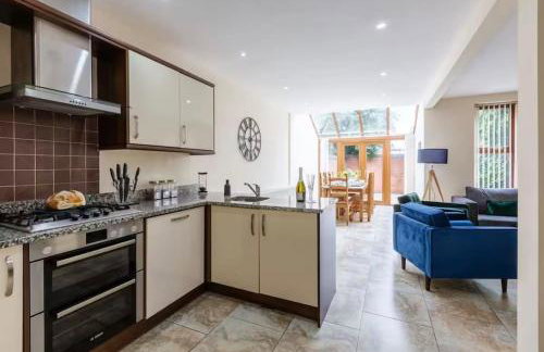 Albert Stays - 5 bed Sleeps 11 - Free Parking - Photo 26