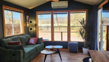 Cozy Covelo Tiny Home - Hot Tub & Oaks - Foto 2