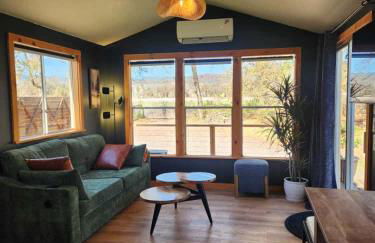 Cozy Covelo Tiny Home - Hot Tub & Oaks - Foto 2