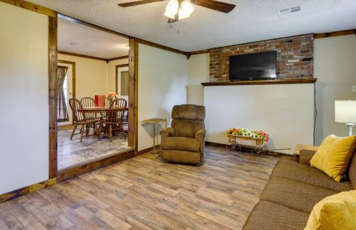 9 Mi to Grove: Home w/ Fire Pit in Southwest City - Foto 6
