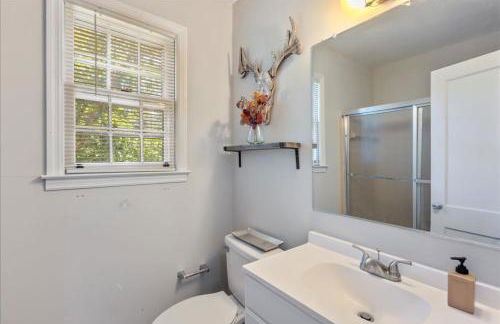 5BR Woodland Retreat on 7 Acres with a Pond - Foto 33