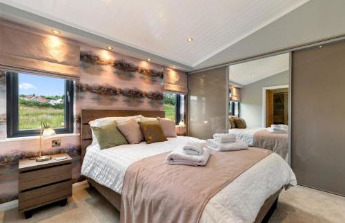 Ael-Y-Bryn - Luxury Lodge, Hot Tub, Three En-Suite Bedrooms - Photo 30