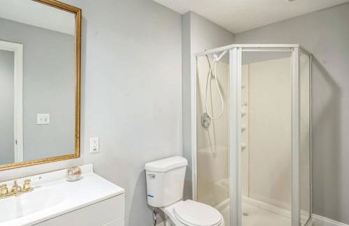 Elegant 5BR Retreat Pool & Yard - Foto 26