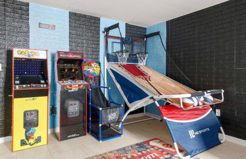 Newark Gem Ruby 3BR, 3BA - Sleeps 14 - Walk to Prudential Center and Newark Penn Station, Near EWR and American Dream Mall, includes Parking - WiFi - Laundry - Backyard - Gym - Foto 20