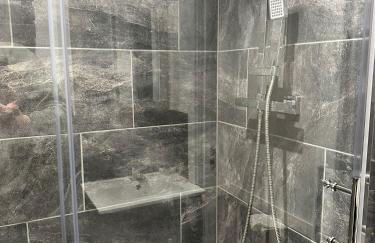 Adam Court Apartments - PE1 - Contractor Friendly - Choice of Studios or 1 Bed Apartments - Free Parking - Sofa Beds - Sky TV - Full Kitchen - Washer Dryer - WiFi - Foto 74