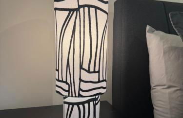 Brand-new flat, King Bed, Sofa Bed with full kitchen, Wi-Fi, self check-in Central location near everything - Foto 9