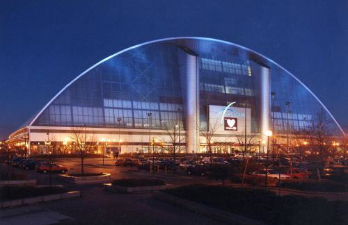 PRIME City Centre Location, THE JUKE BOX SUITE, Secure Gated FREE Parking Space, Unique STYLISH Apartment, AIR CONDITIONING & Two Bathrooms - Photo 38