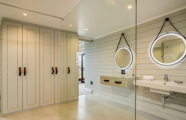 Spacious Apartment With Pool in Camps Bay - Photo 23