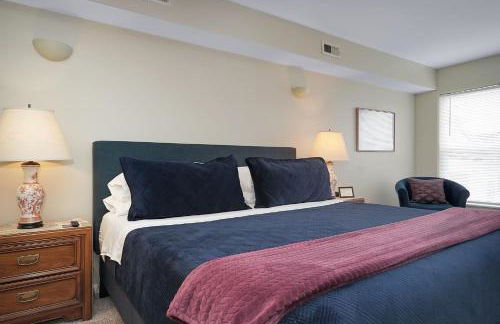 Lux Townhouse, Walk to All, Sleeps 6 Adults - Photo 23