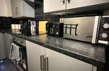 Luxury Modern Apartment, Sleeps 4 and Games Room - Photo 12