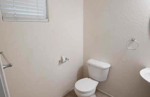 4 Bedroom Desert Oasis Large Yard Sleeps 8 - Foto 18