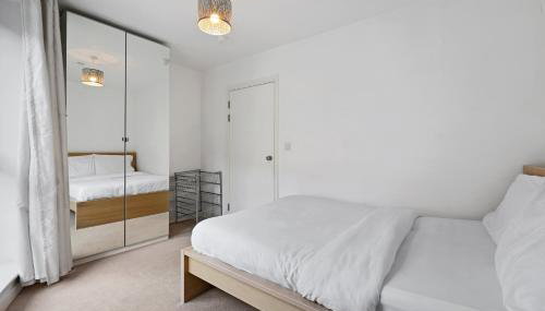 London Dockside Apartment - Photo 5, wardrobe