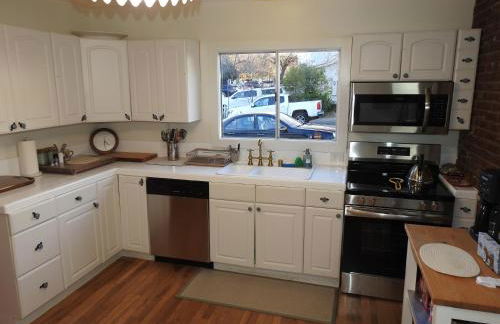 Miners Choice 3 Bedroom on Main St Bonus Rooms Sleeps up to 9 TV WIFI Piano - Foto 5