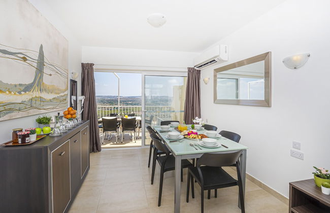 Summer Breeze Penthouse with large Terrace and Hot Tub by Getaways Malta - Foto 24