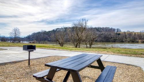 Lazy River Cabin, River Front, Hot Tub, WIFI, 560 in FREE Attraction tickets each paid day! - Foto 3