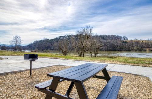 Lazy River Cabin, River Front, Hot Tub, WIFI, 560 in FREE Attraction tickets each paid day! - Foto 3