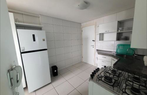 Confortável apartamento com 2 quartos, sendo um suíte, varanda, ampla sala, cozinha área de serviço e banheiro social - Foto 29