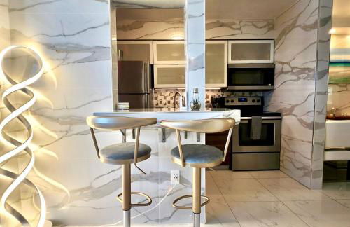 Luxurious remodeled direct Waterfront apartment with Miami skyline view- Free parking- 5min drive to Miami Beach - Foto 1