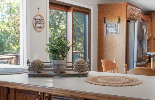 Lakefront Retreat with Deck, Movie Room and Yard - Foto 23