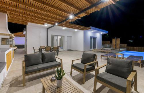 Windless SeaView Villa, with Pool & Hot Tub, By ThinkVilla - Foto 14