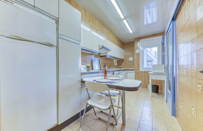 Beautiful Apartment With View - Photo 13