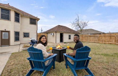 Luxurious Home with Huge Pool - Photo 3