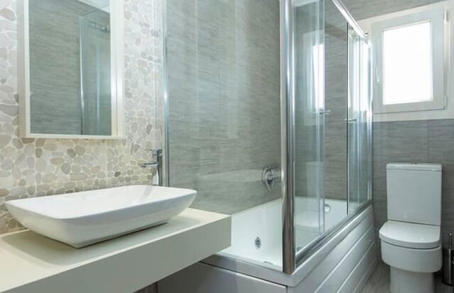 Luxury Holiday Home 4 Bedroom Villa in Paleokastro - Photo 17