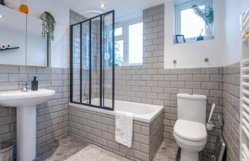 Bright & Stylish 4-Bed Home in the Heart of Morden - Photo 28