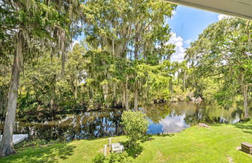 Old Florida Setting with Kayaks and Fishing Poles - Foto 28