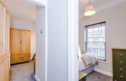 Cosy 3-Bed, Sleeps 5, Free Parking, Long and Short Stays - Photo 44