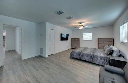 Spacious Home Sleeps 16 - Private Pool Near IMG - Foto 26