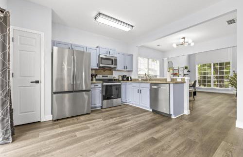 3BR Family Retreat with Modern Comforts - Foto 16