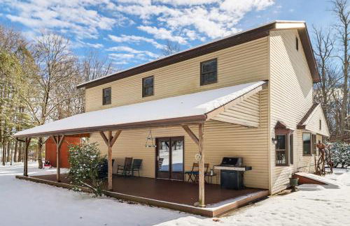 4 Mi to Camelback! Group-Friendly Poconos Cabin - Foto 5