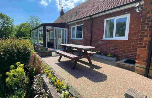 Waterside Cottage - Sleeps 11 on Grand Union Canal - Photo 23