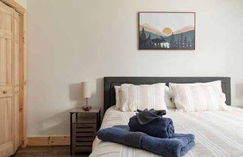 Pondview 4BR Cabin-Walk to Caverns, Hot Tub, Wi-Fi - Foto 7