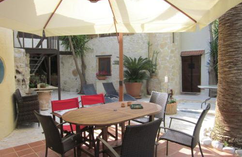 Attractive Greek House with Private Pool near Sea & City Center - Photo 10