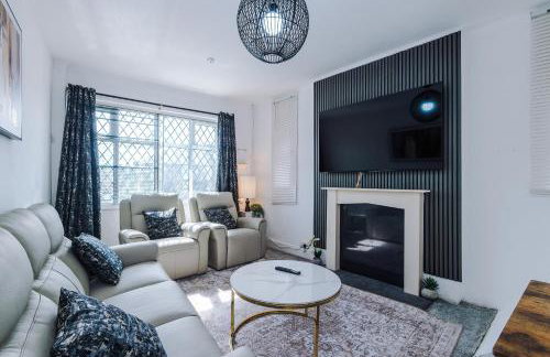 Luxury 3-Bedroom Apartment with 75-Inch TV, Fireplace & Terrace near Manchester Airport - Photo 2