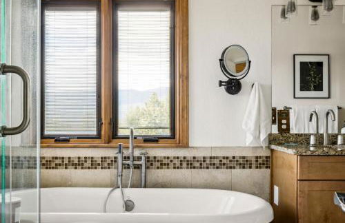 Hot Tub - Scenic Views - Spacious Deck - Game Room - Foto 32