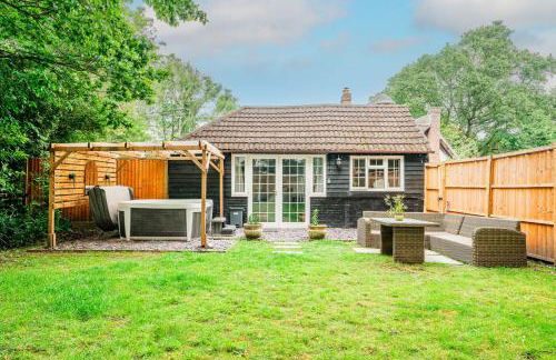 New Forest Cottage with Hot Tub, Fireplace and Private Garden - Foto 15