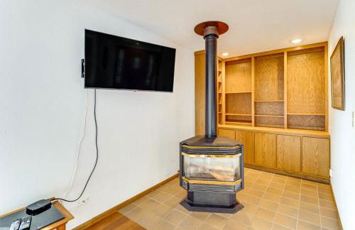 Serene La Conner Retreat with Fireplace and Deck! - Foto 8