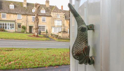 Dolphin House - Photo 2