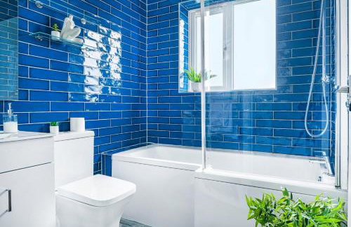 3BR Home with Garden & Free Parking - Foto 31