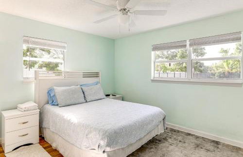 3 Mi to Riviera Beach! Group-Friendly Home with Yard - Foto 17
