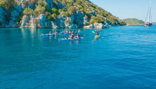 Contemplando a ilha de Kekova dos caiaques