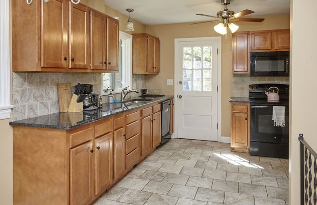 Prime Location! 5BR in Quaint Neighborhood! - Foto 11