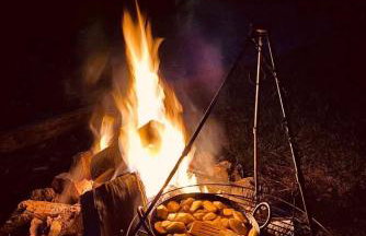 Otter Camp Private Riverside Glamping with Hot Tub - Foto 1